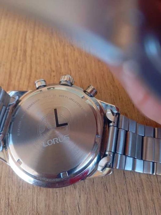 à venda:
relógio muito bonito da marca Lorus.