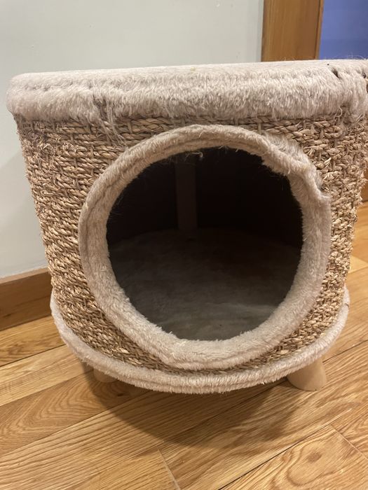 Banco/casa para gatos com arranhador