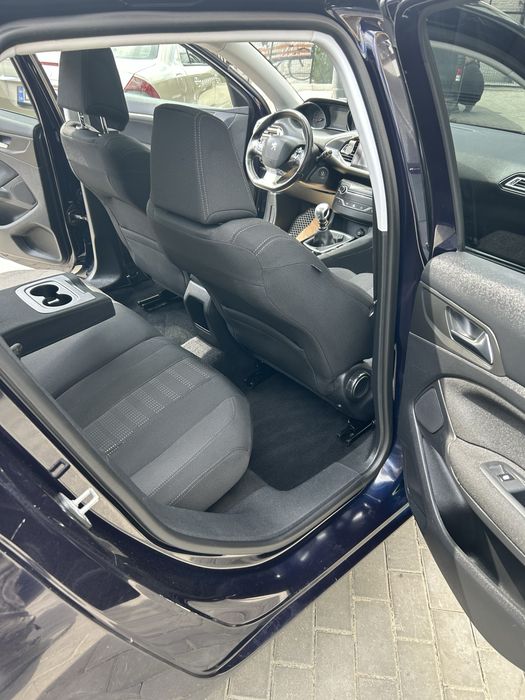 Пежо 2015 року універсал Peugeot 308