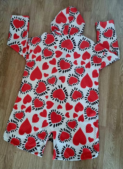 Casaco comprido com corações vermelhos em fundo branco.  TU