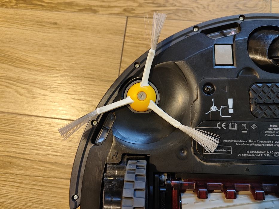 IRobot Roomba 976 robot sprzątający, boczne szczotki, filtry, ściana.