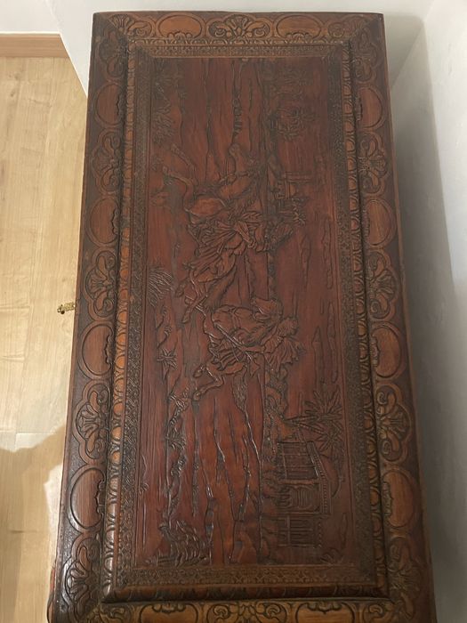 Arca de madeira  talhada manualmentev
