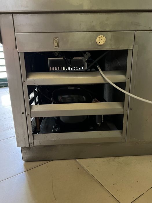 Vitrine Refrigerada em Inox e Vidro – Excelente Estado