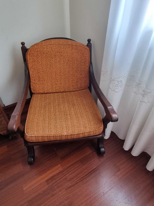 2 cadeiras em madeira