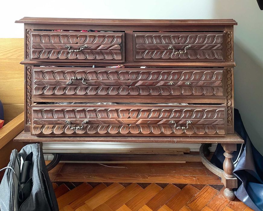 Guarda-roupa grande com cómoda correspondente