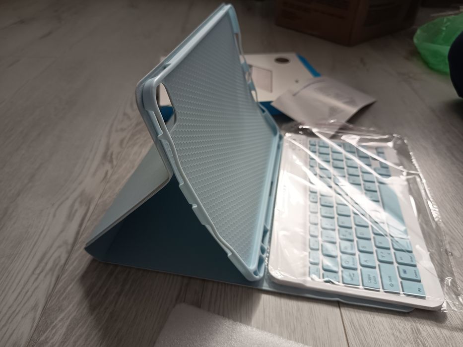 Nowe Etui z Klawiaturą Bluetooth do iPad Pro 11 (2024) | Jasnoniebieskie