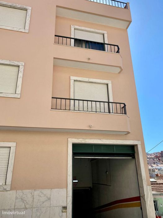 Garagem-Box com 52m2 | arrendar| Brandoa
