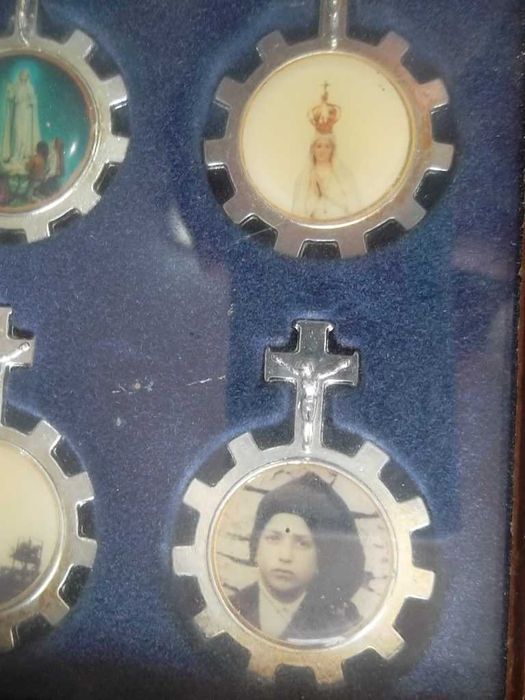 Coleção emoldurada de 10 medalhas / imagens dos Pastorinhos / Fátima