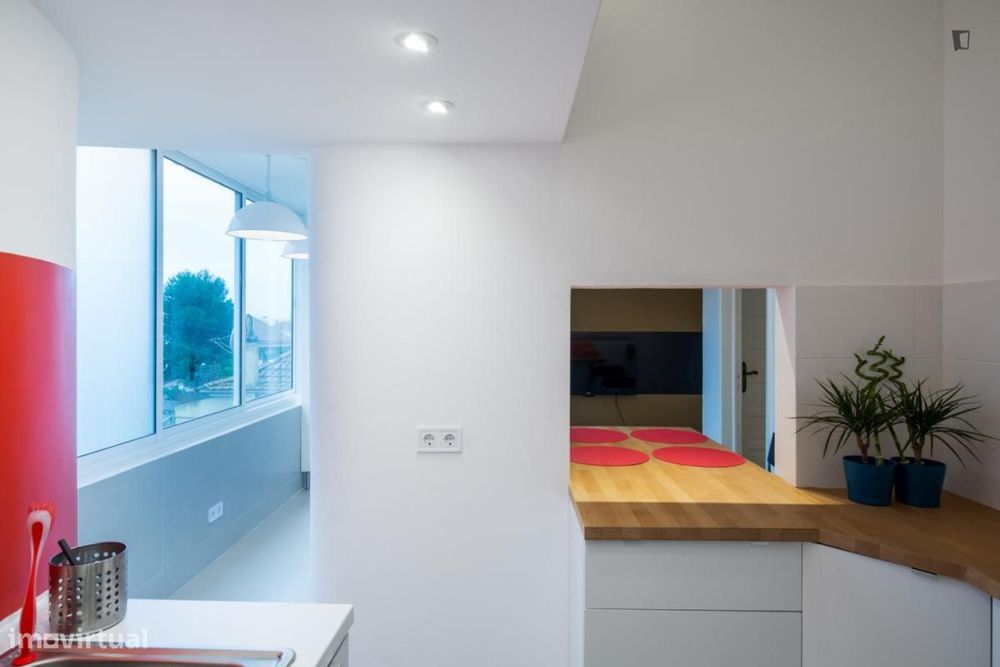 Quarto - localizado em Oeiras Lisbon