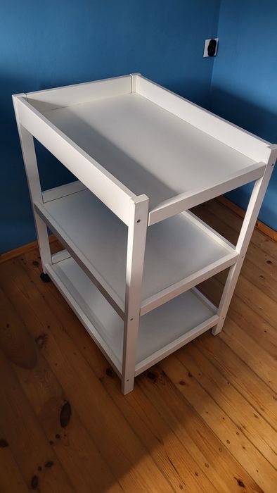 Przewijak z półkami – biały, drewniany