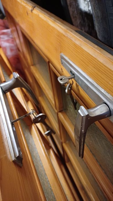 Drzwi drewniane sosnowe z futrynami 2 szt