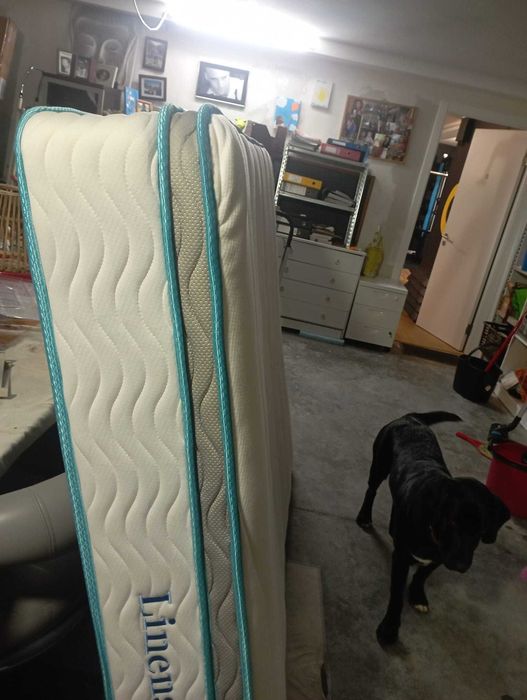 Cama de casal MALM com 4 gavetas e colchão. como nova.