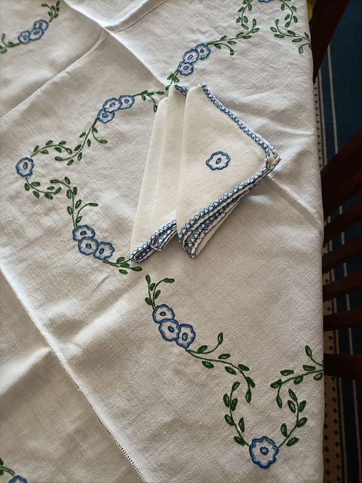 Toalha de chá de linho e bordado