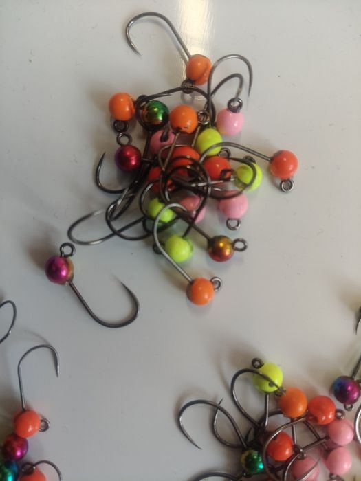 Kubek wypełniony główkami wolframowymi