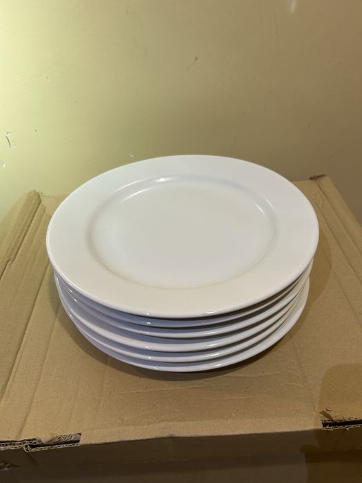 Zestaw białych talerzy