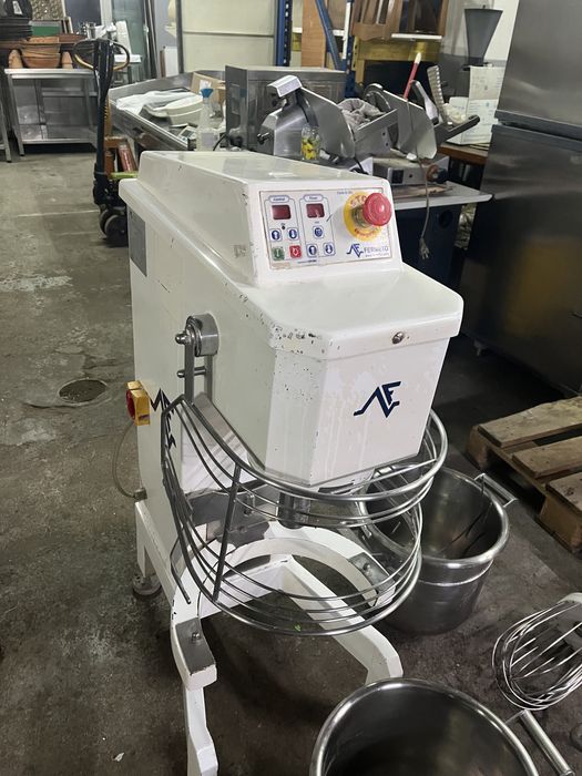 Batedeira planetária  20 Lt FERNETO modelo BTF020 com 2 baldes