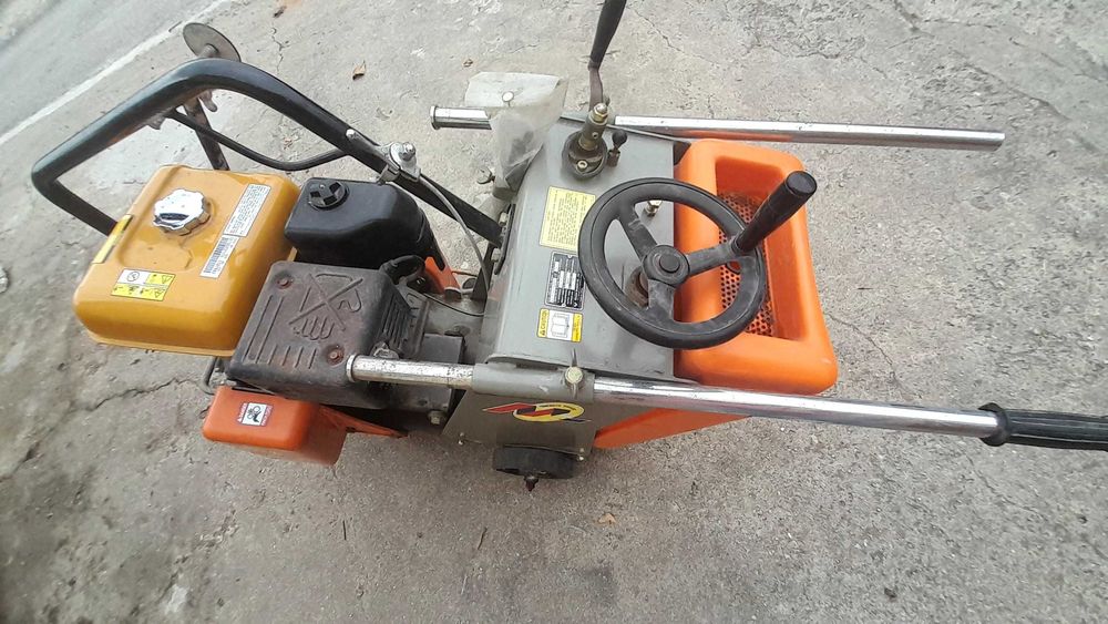 Cortadora de asfalto Mikasa MCD-218V usado