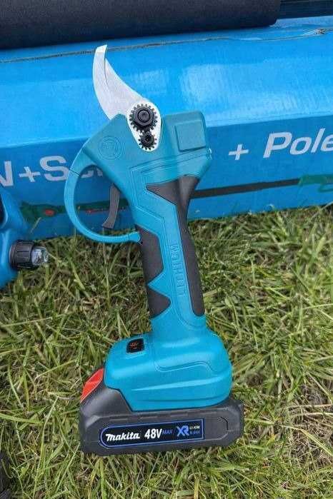 Акумуляторний секатор зі штангою + акумуляторна ланцюгова пила makita
