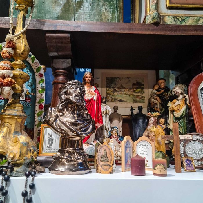 Pequeno Oratório Devocional Madeira Natural – Aplique Metálico