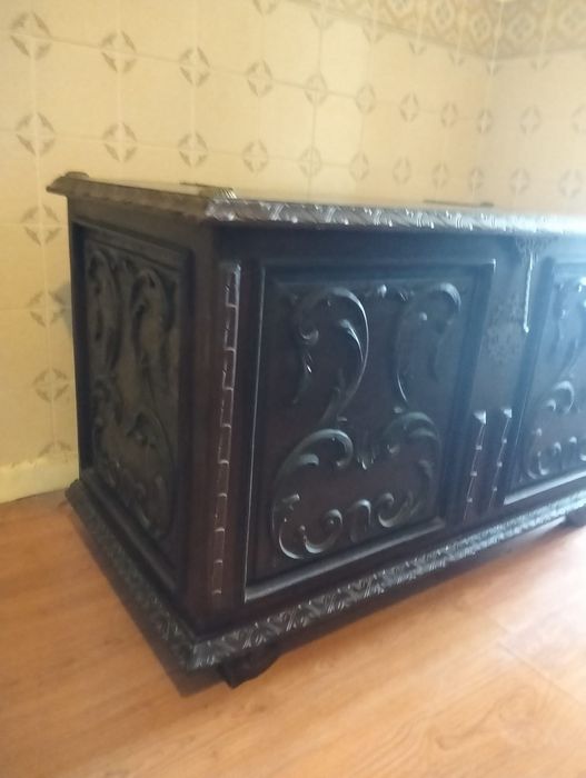 Máquina de costura Singer e móveis de madeira usados