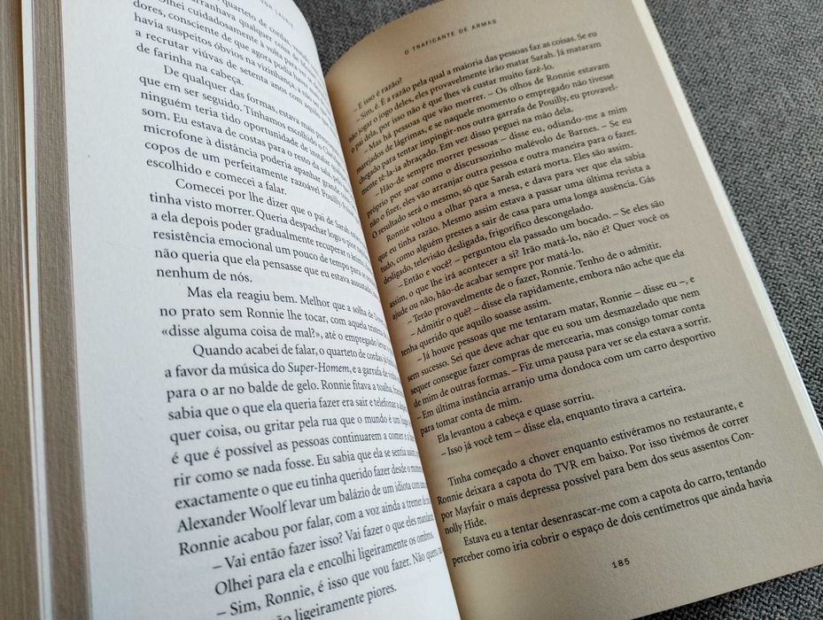 Livro "O traficante de armas" Hugh Laurie