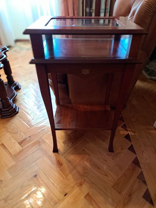 Mesa de apoio e vitrine de lembranças