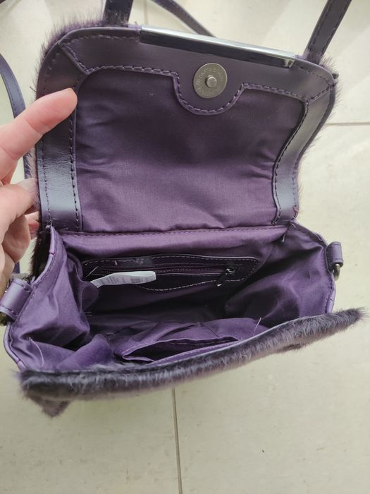 Mala com pelo roxo