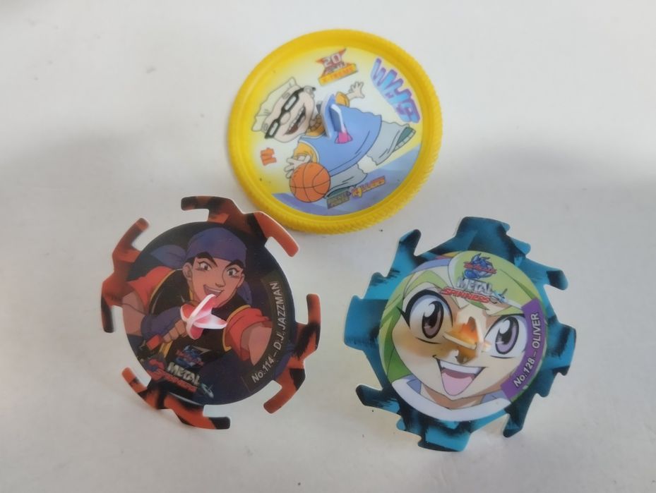 (C) Tazos de vários temas