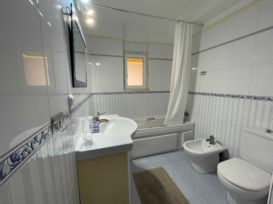 Quarto espaçoso para arrendar em Carcavelos