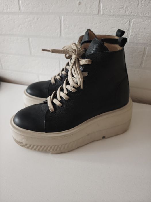 Sneakersy na platformie