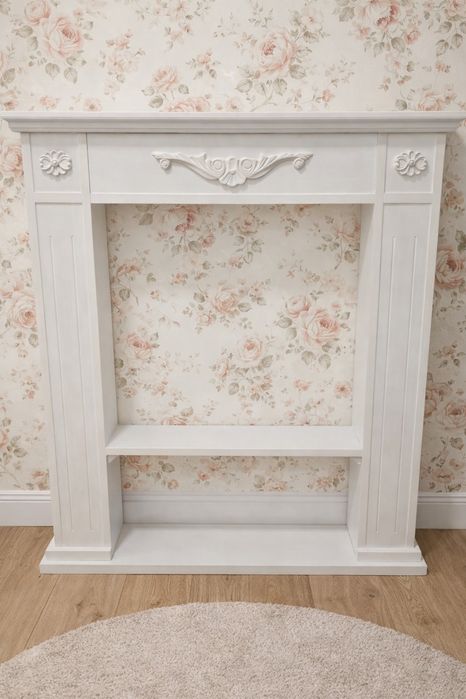 Biała obudowa kominka