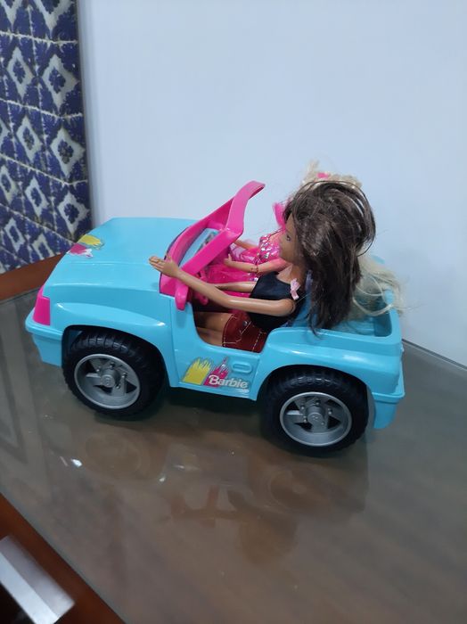 Carro barbie, com barbies.