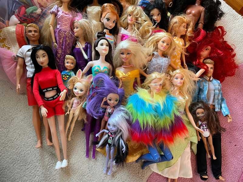 Lote de Barbies, Kens e outras bonecas