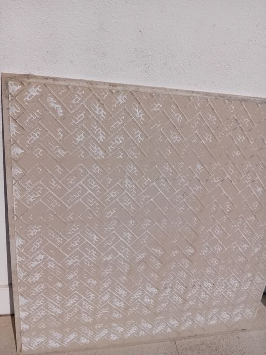 Pavimento cerâmico retificado cor clara