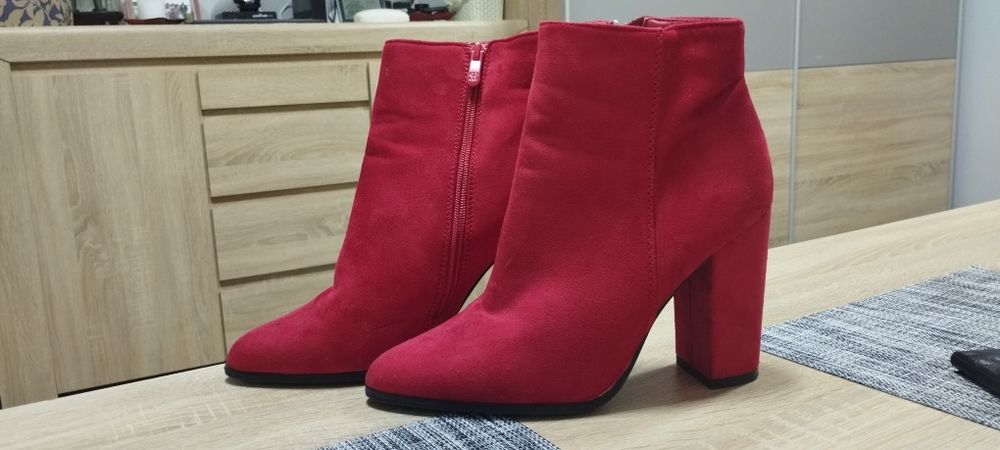 Czerwone buty na obcasie nowe Rozmiar 41