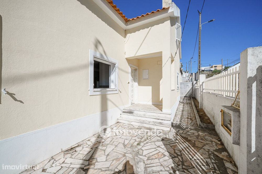 Moradia T4 com garagem e próxima da praia, na Charneca da Caparica