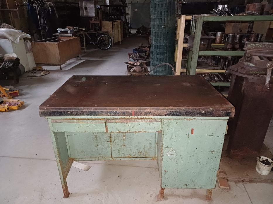 Стіл слесарний, з чавунною плитою