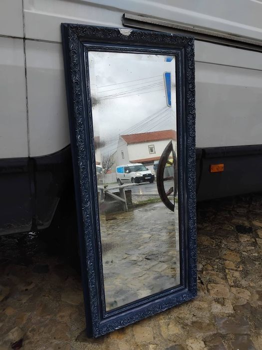 Espelho com moldura em madeira 
Dimensões: 138 cm de altura e 64 cm de