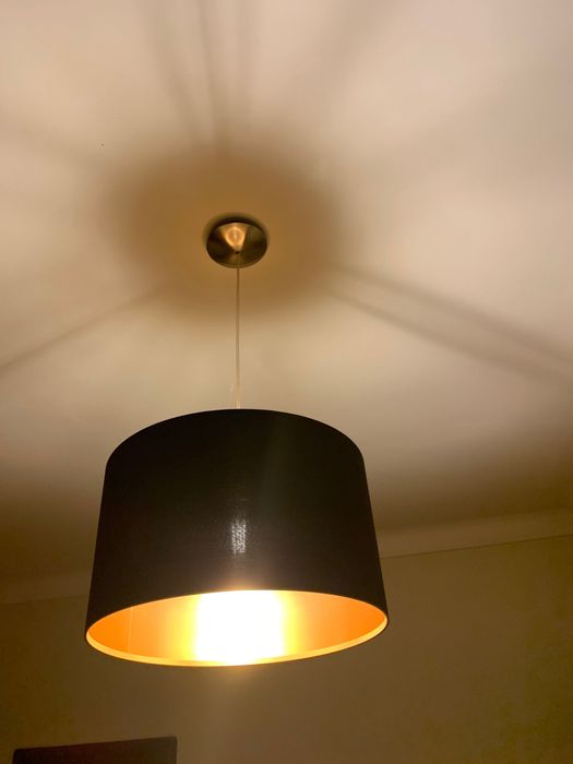 2 candeeiros de tecto pretos com interior dourado