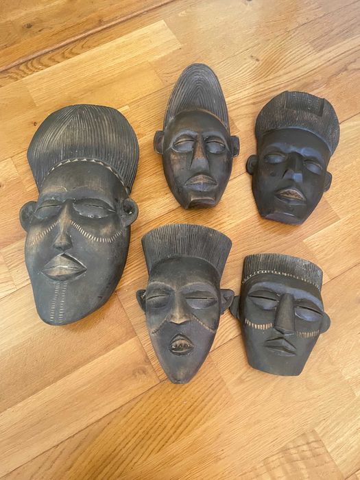 Conjunto de 5 mascaras Africanas vintage, peças artesanais esculpidas em madeira