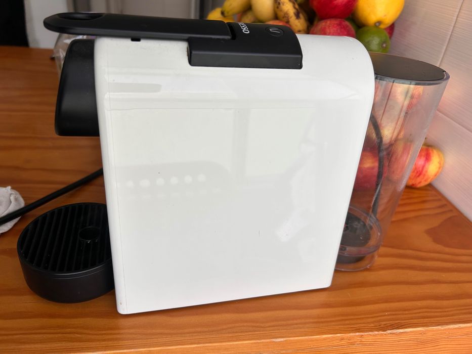 Máquina de café nesspresso De longui branca