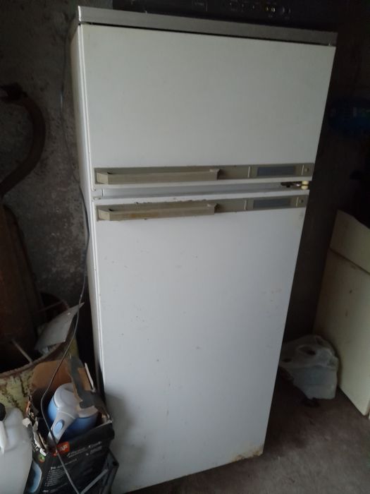 Продам 2 холодильники, б/в, двокамерний МінськМ і однокамерний навісни