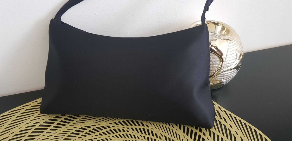 Torebka wieczorowa mała kopertówka kolor czarny materiał satyna