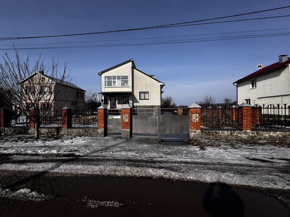 Окремий  2-х поверховий цегл.  будинок