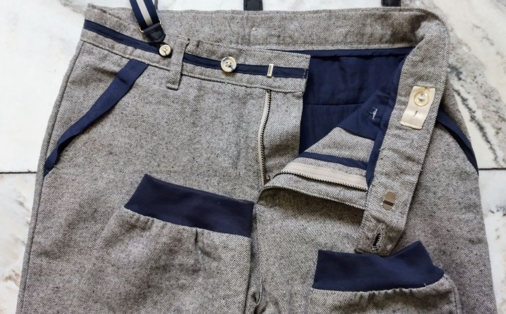 eleganckie chłopięce miękkie materiałowe- jasne spodnie z szelkami