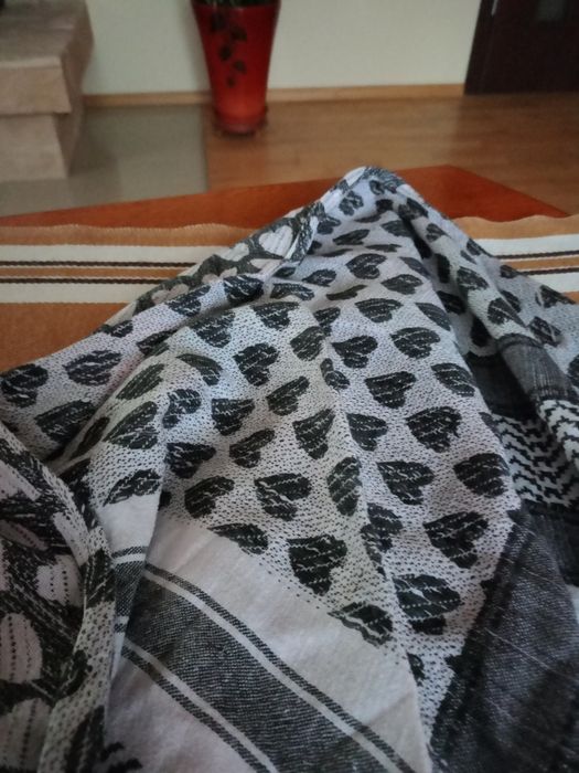 Ładna chusta w trójkątnym kształcie.