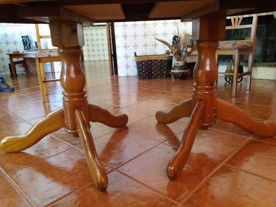 Mesa extensível em madeira maciça, pinho mel.