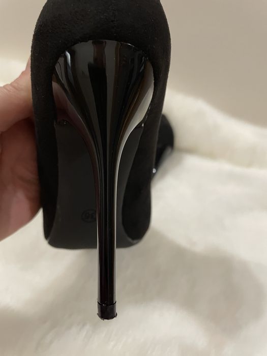 Czarne zamszowe szpilki