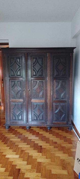 Roupeiro de madeira maciça