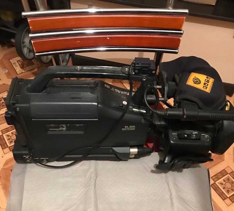 Продам професійну робочу відеокамеру